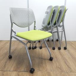 【4脚セット！！】オカムラ製　ルナ　ライムグリーン　グレーフレーム　背面ヌードタイプ　背パッドなしタイプ　使わない時は平衡収納！　さまざまな場面で活躍するミーティングチェア！　セミナーや会議用にオススメ　ミーティングチェア　ネスティングチェア！！