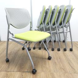【6脚セット！！】オカムラ製　ルナ　ライムグリーン　グレーフレーム　背面ヌードタイプ　背パッドなしタイプ　使わない時は平衡収納！　さまざまな場面で活躍するミーティングチェア！　セミナーや会議用にオススメ　ミーティングチェア　ネスティングチェア！！