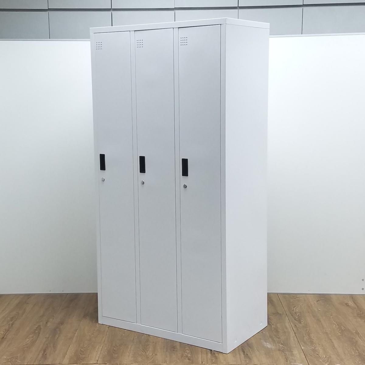 ★ホワイト　オフィスの必需品　衣類だけでなくバッグやシューズも収納可能　3人用更衣室用ロッカー！！
                        その他シリーズ
                                    中古
            