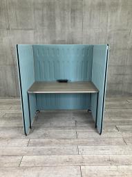 【2021年製】【話題の集中ワークブース！オープンオフィスにもっと集中できる環境を！】■オカムラ(okamura)製　マッフル (Muffle)シリーズ　集中ワークブース　1人用　■天板・コンセントユニット付き　■ブルー【関東倉庫在庫品】【ABW商品】【弊社使用欄：A01058283】