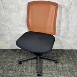 【良コスパなメッシュチェア】◆ウチダ/カリッサ　オレンジ　《オフィスバスターズ福岡博多店は、福岡を拠点として、日本全国へ中古オフィス用品・オフィス家具を提供しております》