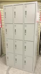 【省スペースに多人数分収納できます！】■12人用更衣ロッカー　シリンダー錠タイプ　各扉１本鍵付！　※取っ手が一部破損しているためお安く！