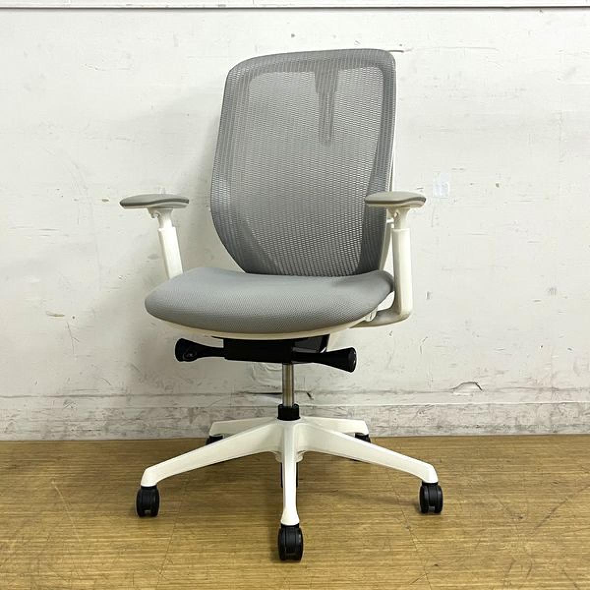 オカムラ　シルフィーチェア　ハイバック（メッシュ）　アジャストアーム　ライトグレー×ホワイト　コートハンガー付き　前傾機能搭載でデスクワークが快適に【愛知・名古屋・豊田・静岡・浜松】
                        シルフィーメッシュ
                                    中古
            