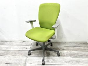 【シンプルなデザインと厚みのあるクッションが大人気！機能充実のワーキングチェア】■オカムラ（okamura）製　スラート（sulato）シリーズ　ハイバック肘あり　■ライムグリーン