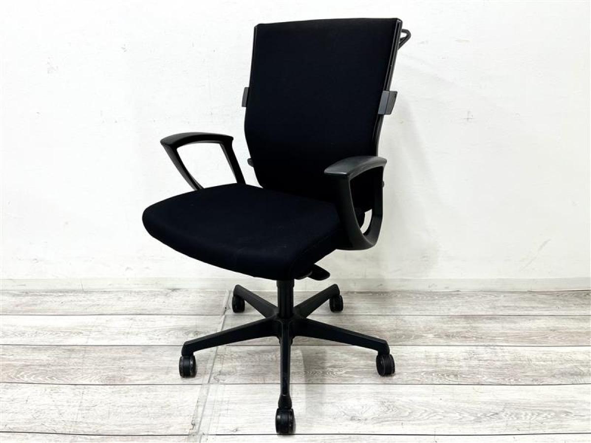 【定価約11万円】【大人気！体を守る「エスクード」！長時間のデスクワークもこのチェアとなら戦える！】■オカムラ　エスクード (ESCUDO)　肘付きローバック　■可動肘　ハンガー付き　■ブラック
                        エスクード
                                    中古
            