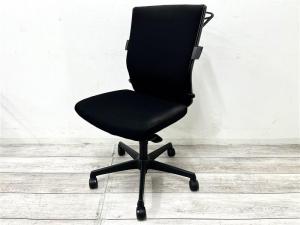 【定価約11万円】【大人気！体を守る「エスクード」！長時間のデスクワークもこのチェアとなら戦える！】■オカムラ　エスクード (ESCUDO)　　■ハンガー付き　■ブラック