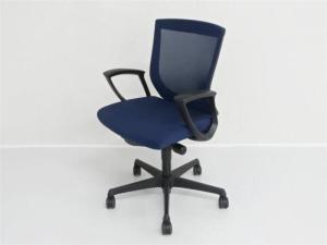 背面メッシュで通気性抜群！オフィスを圧迫しない景観の良いローバック仕様！人気のミドルクラスチェア！
■オカムラ/エスクード/ダークブルー　ローバック
