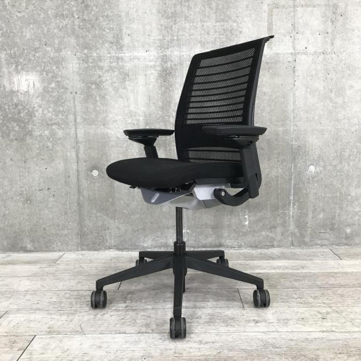 あなたの座るを考える！ワイヤー構造が体を支える/オススメ(おすすめ) /人気商品【弊社使用欄：A01057007】■スチールケース（Steelcase）製　シンク（think）チェア　肘付ハイバック　■可動肘　■コートハンガー付き　■ブラック
                        シンクチェア（新モデル）
                                    中古
            