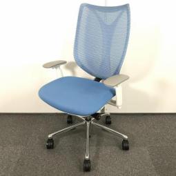 【前傾機能で作業効率アップ！安定感のある座り心地で大好評！ご自宅用にもオススメ！】■オカムラ（okamura）製　サブリナ（Sabrina）チェア　ハイバック　肘付き　背面メッシュ　■可動肘　■アクアブルー×ホワイトフレーム　オフィスバスターズ神戸三宮店