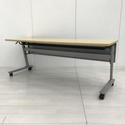 【折りたたみテーブル！使い方自由自在！フレキシブルに活躍！】■オカムラ（okamura）製　サイドスタックテーブル　■W1800×D600×H700mm　幕板付き　■キャスター付き　■ナチュラル木目カラー　※エッジにキズあり