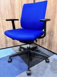 コクヨ　ウィザード1　ローバックモデル　固定肘付き　クロス：ブルー　フレーム：ブラック　※使用感あり・ヘタリやヨレあるためお安く