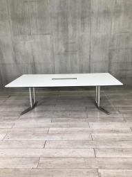 【定価約20万円以上】【6～8人の会議やミーティングにお勧めなMTテーブル！】■オカムラ(okamura)製　ラティオ(RATIO)シリーズ　ミーティングテーブル　会議用　W2400×D1200㎜　■配線口　■天板ホワイト