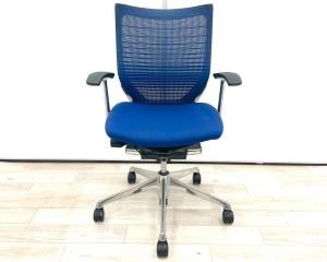 ☆人気のグラデーションサポートメッシュタイプ！【ワンランク上のワーキングチェア！】■オカムラ　バロンチェア　肘付　ミディアムブルー　■長時間のデスクワークも快適にサポート！【Okamura　Baron】