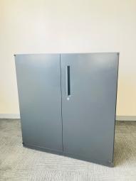 【シックなブラックの両開き書庫！A4ファイルも楽々収納できます！】■ウチダ(UCHIDA）製　HSシリーズ　両開き書庫　ローキャビネット　H950㎜　■本体：ブラック　　■シリンダー錠 オフィスバスターズ　水戸サテライト　水戸市、日立市、ひたちなか市、鹿嶋市、神栖市、牛久市、古河市、結城市、東海村、つくば市