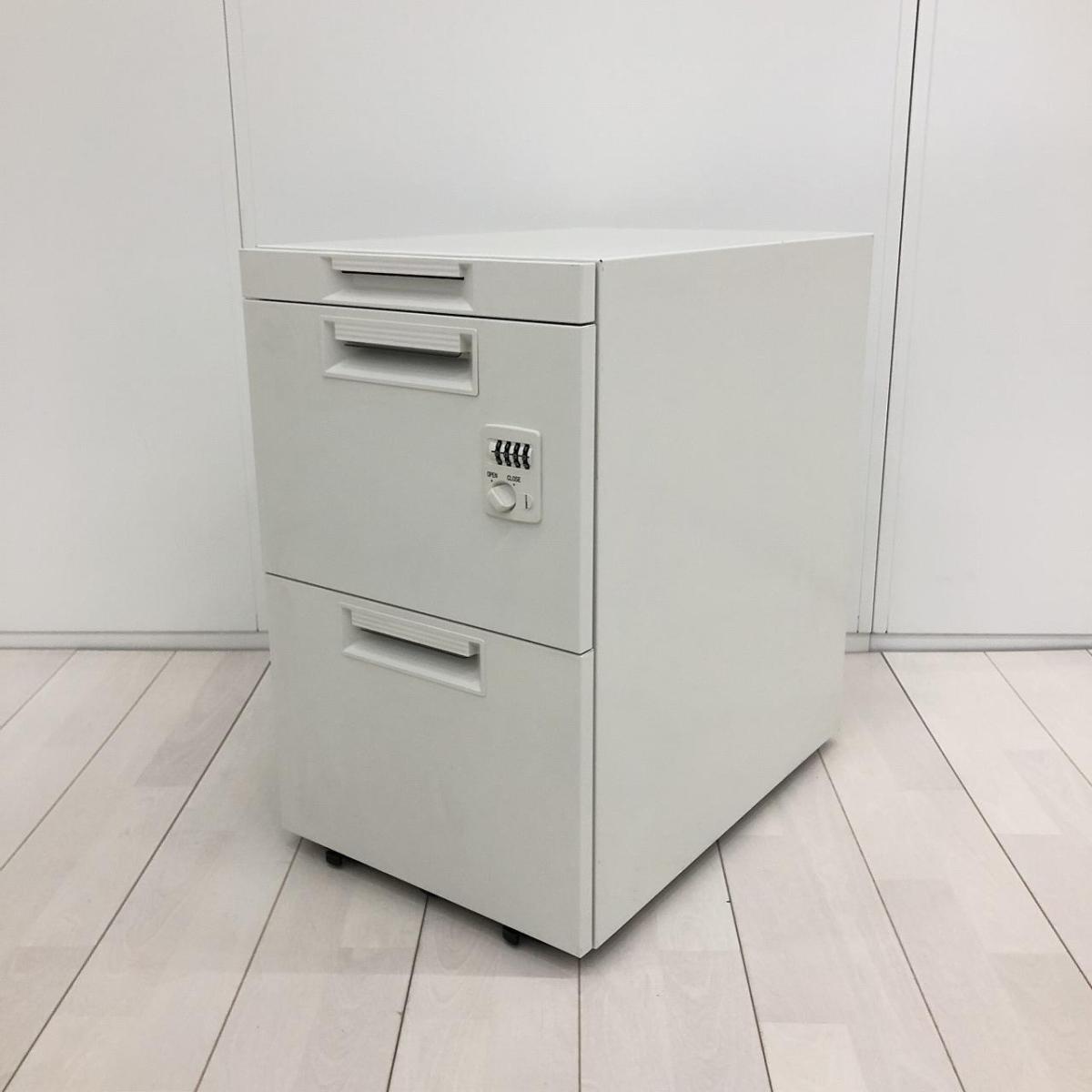 【収納力抜群の3段ワゴン！中段と下段にはＡ４サイズのファイル等が収納できるサイズ！】■プラス（PLUS）製　ステージオ（STAGEO）シリーズ　3段ワゴン　デスクインワゴン　H630㎜　■1段目浅型　■シリンダー錠　■ホワイト【IB】
                        STAGEO
                                    中古
            