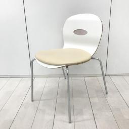 【重複】【シンプルでポップなミーティングチェア！】■イトーキ（ITOKI）製　アンビアチェア　ミーティングチェア　■4脚までスタッキング可　■背：ホワイト　■座面：ビニールレザー（クリーム）　■4本脚　オフィスバスターズ　水戸サテライト　水戸市、日立市、ひたちなか市、鹿嶋市、神栖市、牛久市、古河市、結城市、東海村、つくば市
