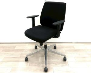 ■プラス（PLUS）製　Uチェア（U-chair）　肘付ローバック　■可動肘　■ブラック【弊社使用欄：A01027505  K】