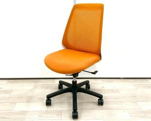 【在庫入替セール品】■イトーキ（ITOKI）　 ■ノナ（nona）チェア　■アンバーオレンジ × ホワイトフレーム　■ハイバック　■肘無し　■背面/メッシュ　■オススメ/人気/定番商品　【弊社使用欄：A01018466】