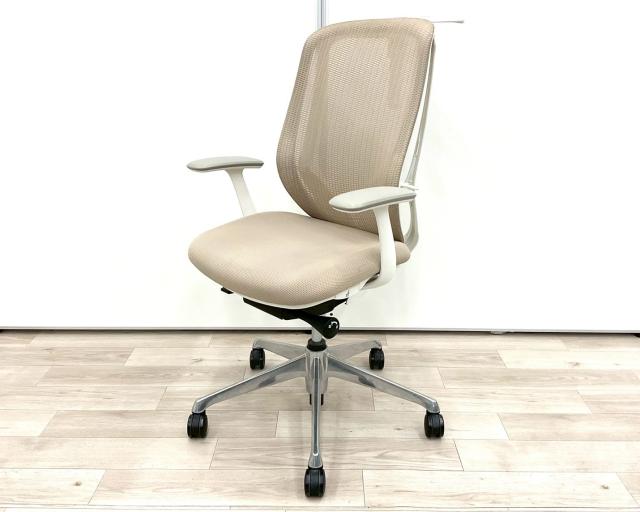 ■Okamura/オカムラ　■Sylphy/シルフィー　■ベージュ　■肘付き/固定肘　■ハンガー付き　■背面/メッシュ　■ポリッシュ脚　■ハイバック　■オススメ/大人気/定番商品　【弊社使用欄：A01038995 】