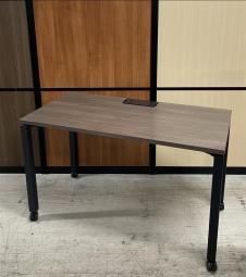 【スタイリッシュなパーソナルテーブル！　オフィスデスクとしてもお使いいただけます！】■コクヨ（KOKUYO）　ワークフィットシリーズ　パーソナルテーブル　平机　W1200×D600㎜　■天板：ブラウンウォールナット/ 脚：ブラック　■配線口　■キャスター付き