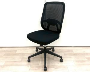 【人気のブラックカラー！座り心地が良いゆったりサイズ！強度を保つ2本の支柱をアクセント！】■プラス（PLUS）製　ネクシス（NEXIS）チェア　ハイバック肘無　背面メッシュ　■ブラック　【弊社使用欄：A01045934】