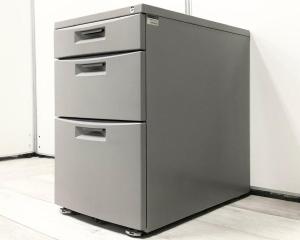 【デスク周りの収納スペースにオススメ！】■イトーキ　シーゼットシリーズ　3段ワゴン　■スッキリとしたイメージのグレーカラー！【デスクサイドキャビネット】A01057993