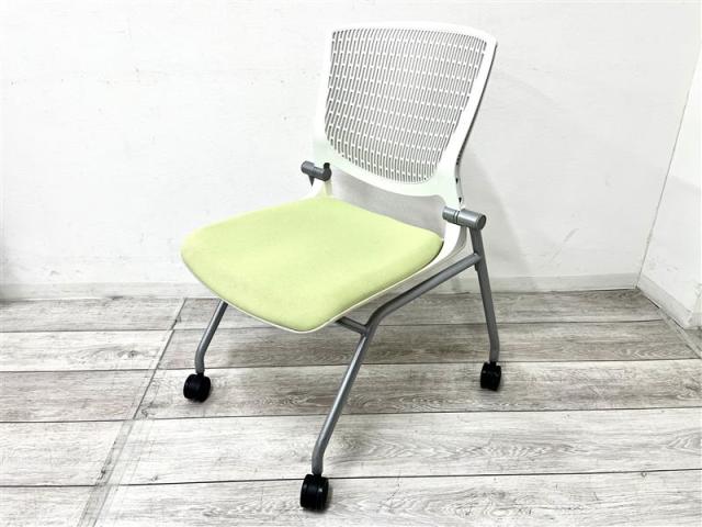 【定価約8万円】【長時間の打合せの疲労軽減！人気シリーズネスティングチェアの入荷です】■オカムラ　グラータ　ネスティングチェア 　■ライトグリーン　■日焼けあり