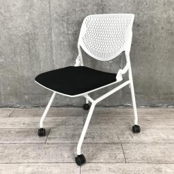 【4脚でお安く！】オカムラ　ルナ　ネスティングチェア　背：ホワイト×座：ブラック×フレーム：ホワイトのモノトーンカラー