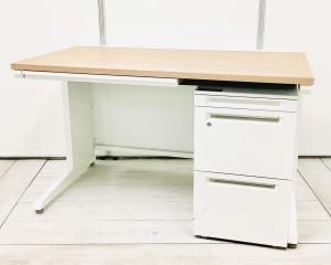 【清潔感のあるホワイトカラーの平机＋ワゴンセット！スタンダードな幅1200㎜！】■オカムラ(OKAMURA)製　アドバンス(ADVANCE)シリーズ　　■幅1200mm　■木目天板　■右側引き出し無し　■ナチュラル　※ワゴンは在庫状況によってシリーズが変動致します。