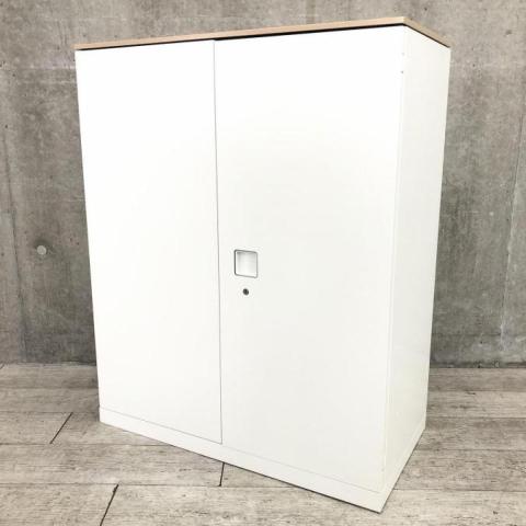 【オフィスの書類をスッキリ整理！取っ手がどの方向からでも開くマルチハンドルが人気！】■オカムラ（okamur）製　レクトライン（Rectline）シリーズ　両開き書庫　ローキャビネット　H1120㎜　■天板・ベース付き　■シリンダー錠　■ホワイト・木目天板