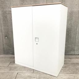 【オフィスの書類をスッキリ整理！取っ手がどの方向からでも開くマルチハンドルが人気！】■オカムラ（okamur）製　レクトライン（Rectline）シリーズ　両開き書庫　ローキャビネット　H1120㎜　■天板・ベース付き　■シリンダー錠　■ホワイト・木目天板