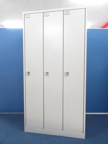 【衣類や個人の荷物・貴重品の管理にオススメ！】■イトーキ製　3人用ロッカー　W900×D515×H1790mm　■スタンダードなデザインであらゆる空間にフィット！