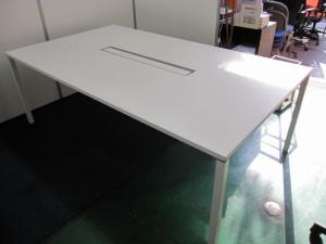 【在庫入替セール】デスクとしても使える大型テーブル（配線口有り）が入荷【T2】