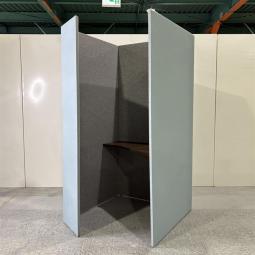 【関西倉庫在庫品】■Okamura（オカムラ）/ドレープ　集中ワークブース　W1100㎜×D1210㎜×H1920㎜　■ライトブルー【吸音パネルで仕事を快適に！！ミニマムサイズのワークブースが入荷！！】