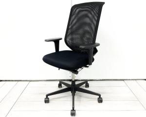 背面メッシュのオールブラックチェアが入荷！有名海外メーカー製のデザイナーズ家具！人気の高い可動肘付き仕様
■ヴィトラ/MEDAPRO（メダプロ）/ブラック