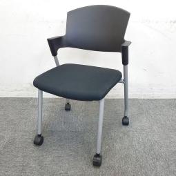 【シンプルスマートなスタッキングチェア！分厚いクッションで長時間でも快適な座り心地！】■スタッキングチェア　肘付ミーティングチェア　■固定肘　■キャスター付　■ブラック 　■背面樹脂/コクヨ（KOKUYO/プロッティ オフィスバスターズ　水戸サテライト　水戸市、日立市、ひたちなか市、鹿嶋市、神栖市、牛久市、古河市、結城市、東海村、つくば市