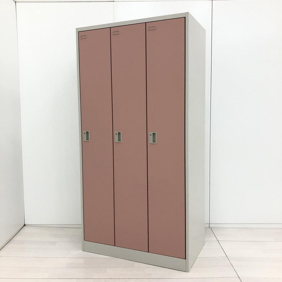 【衣類や貴重品の管理に便利な縦型3人用ロッカー！】■オカムラ（okamura）製　FZロッカー　3人用更衣ロッカー　■W900×D515×H1790mm　■シリンダー錠　■ピンク
                        FZタイプ
                                    中古
            