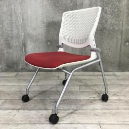 【スリット構造のシェルがワーカーを軽やかに受け止める！】■オカムラ（okamura）製　グラータ (Grata)　ミーティングチェア　ネスティングチェア　■背パッド・肘なし　■キャスター付き　■レッド × ホワイトシェル
