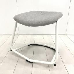 【仕事にも健康にも良い行動”を推進するワークサイズ！】■イトーキ（ITOKI）製　スインギー（swingy）スツール　ミーティングチェア・多目的チェア　■ 座面：クッションタイプ 布地張り 　■ホワイトグレー