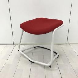 【仕事にも健康にも良い行動”を推進するワークサイズ！】■イトーキ（ITOKI）製　スインギー（swingy）スツール　ミーティングチェア・多目的チェア　■ 座面：クッションタイプ 布地張り 　■ブラッドオレンジ