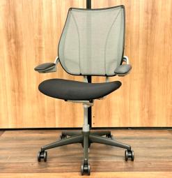 【快適さを提供する新感覚オフィスチェア！】■ヒューマンスケール　リバティチェア　可動肘付　グレー　■インテリジェントなメッシュチェア！【human scale　Liverty】