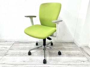 【シンプルなデザインと厚みのあるクッションが大人気！機能充実のワーキングチェア】■オカムラ（okamura）製　スラート（sulato）シリーズ　rローバックバック肘あり　■ライムグリーン