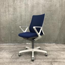 【2/10(火)入荷予定！】【腰まわりをしっかりホールド！長時間作業も快適フィット！】■オカムラ（okamura）製　フルーエント（Fluent）チェア　肘付　ハイバック　背面メッシュ　■サークル肘　■ミディアムブルー×ホワイトシェル