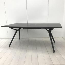 【高級感抜群の幅1800mmの人気ワークデスク！】■イトーキ（ITOKI）製　DZテーブルシリーズ　ミーティングテーブル　大型テーブル　W1800×D900㎜　■船底エッジ　■配線カバー付　■天板：木目ブラウン×脚：ブラック【AD】