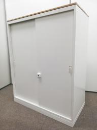 【関西倉庫在庫品】■オカムラ（okamura）製　レクトラインシリーズ　2枚戸タイプ　引き違い書庫　ローキャビネット　■ホワイト　■ナチュラル天板付　■シリンダー錠【スライド引き戸だから開閉スペースに困らない！】