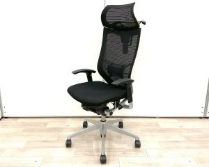 ■オカムラ(okamura)製　■バロン(Baron)チェア　■肘付き/可動肘　■ハイバック　■背面/メッシュ　■ヘッドレスト付き/ハンガー付き　■ブラック　■オススメ/大人気/定番商品【弊社使用欄：A01046371】