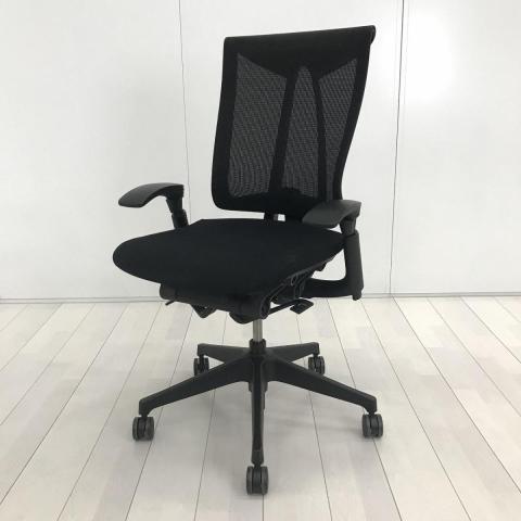【座るとわかる快適さ・骨盤にしっかりフィットする！ 】■イトーキ（ITOKI）製　セレーオ（eleeo）チェア　肘付きハイバック　■可動肘　■メッシュ背面　■ブラック