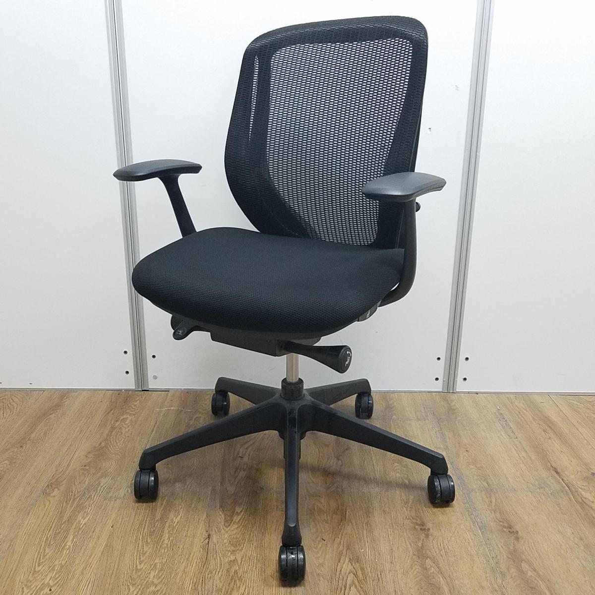 オカムラ製　シルフィー　ブラック　ブラックフレーム　肘付き　ローバック　背面メッシュ　デザインアーム※固定肘　前傾機能チェアの代名詞　大人気シルフィーチェア　肘付きローバックチェア！！
                        シルフィーメッシュ
                                    中古
            