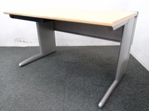 【売れ筋サイズ！！今なら4台分揃います！！】■イトーキ製　エーキューズ　平机　引き出し付　天板ナチュラルカラー　中古家具　九州最大級　《オフィスバスターズ福岡博多店は、福岡を拠点として、日本全国へ中古オフィス用品・オフィス家具を提供しております》