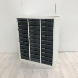 【書類・備品整理の必需品！収納力抜群！】■オカムラ（okamura）製　レクトラインシリーズ　クリスタルトレイ　ローキャビネット　■W900×D450×H1120㎜　■3列×浅型1段＋深型10段　■天板・ベース付　■ホワイト
